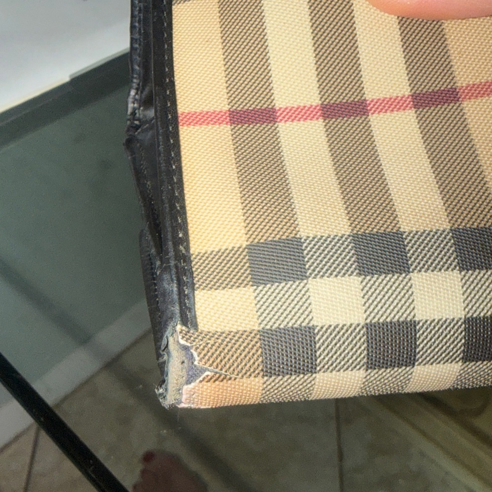 💯 Burberry Beige Check Long Wallet with Black Trim and Red Accents - Picture 3 of 10